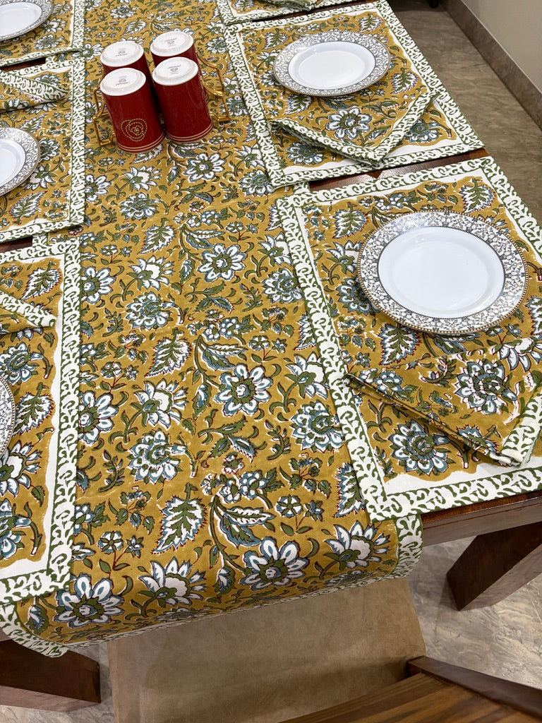 Patterned tablecloth (S7)