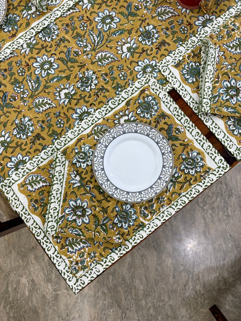 Patterned tablecloth (S7)