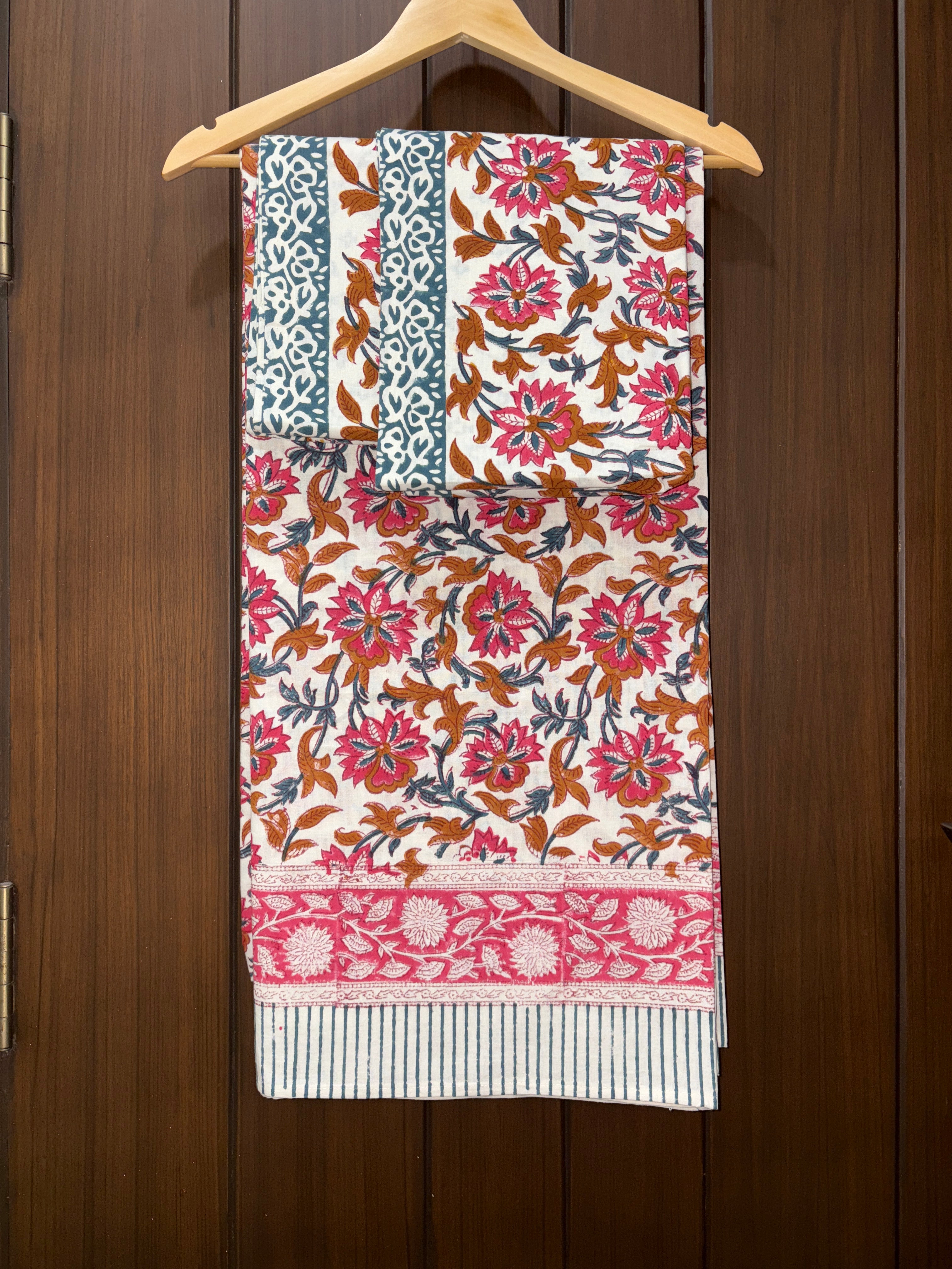 গোলাপী ফুলৰ প্ৰিমিয়াম ডাবল বেডশ্বীট 108x108 (B23)