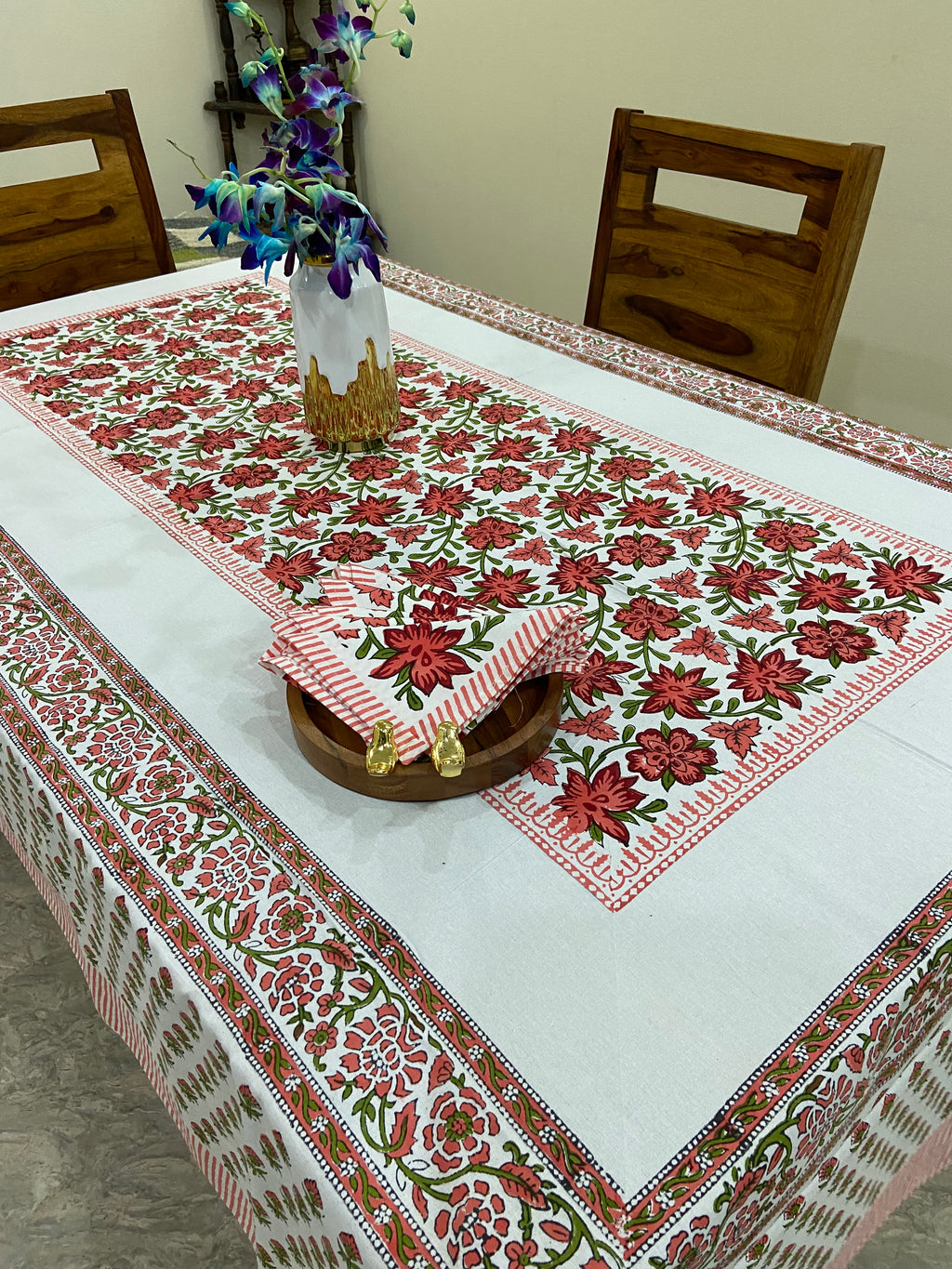 Tablecloth with wine red floral pattern