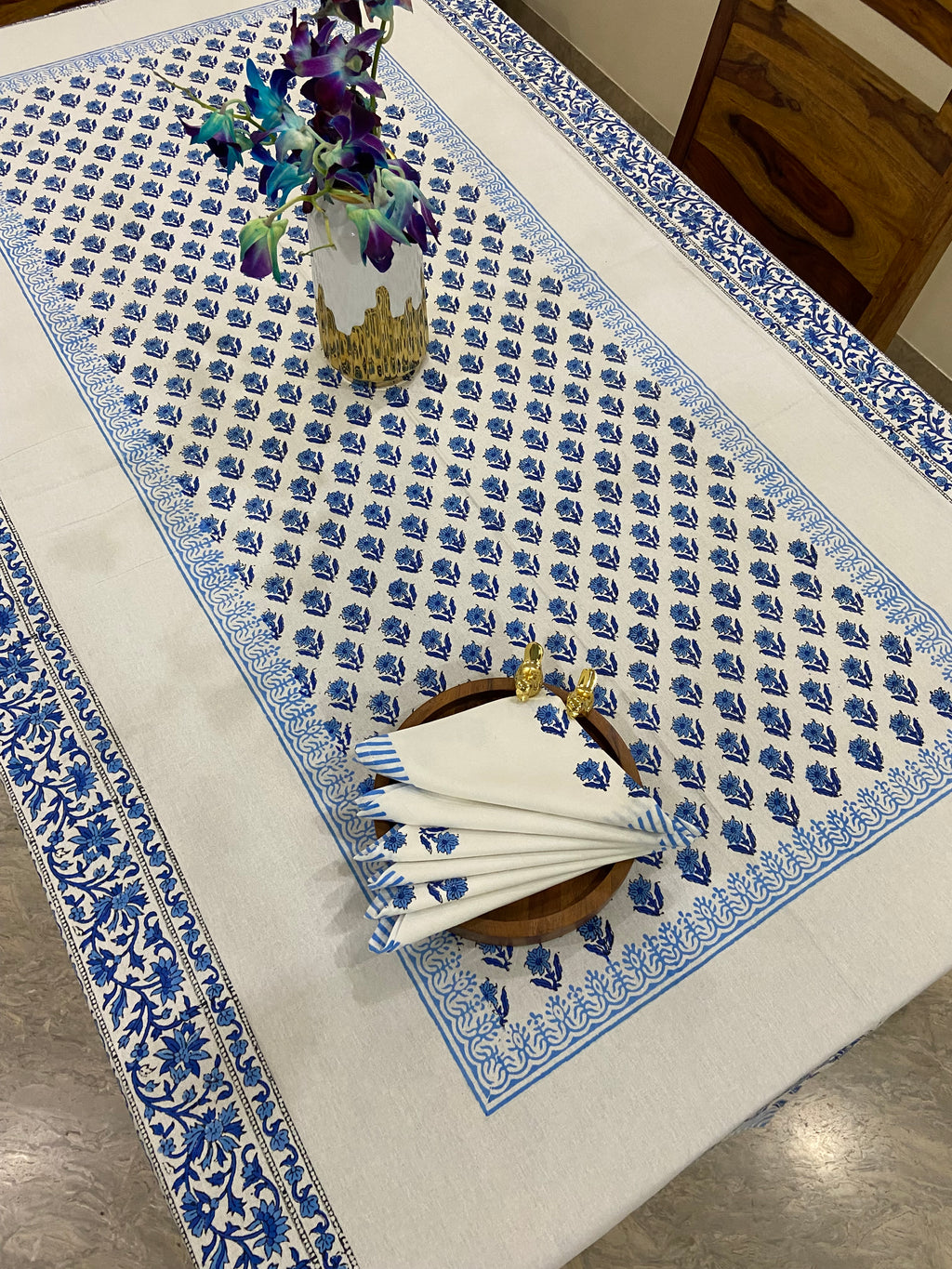 Blue and white patterned tablecloth (S32)