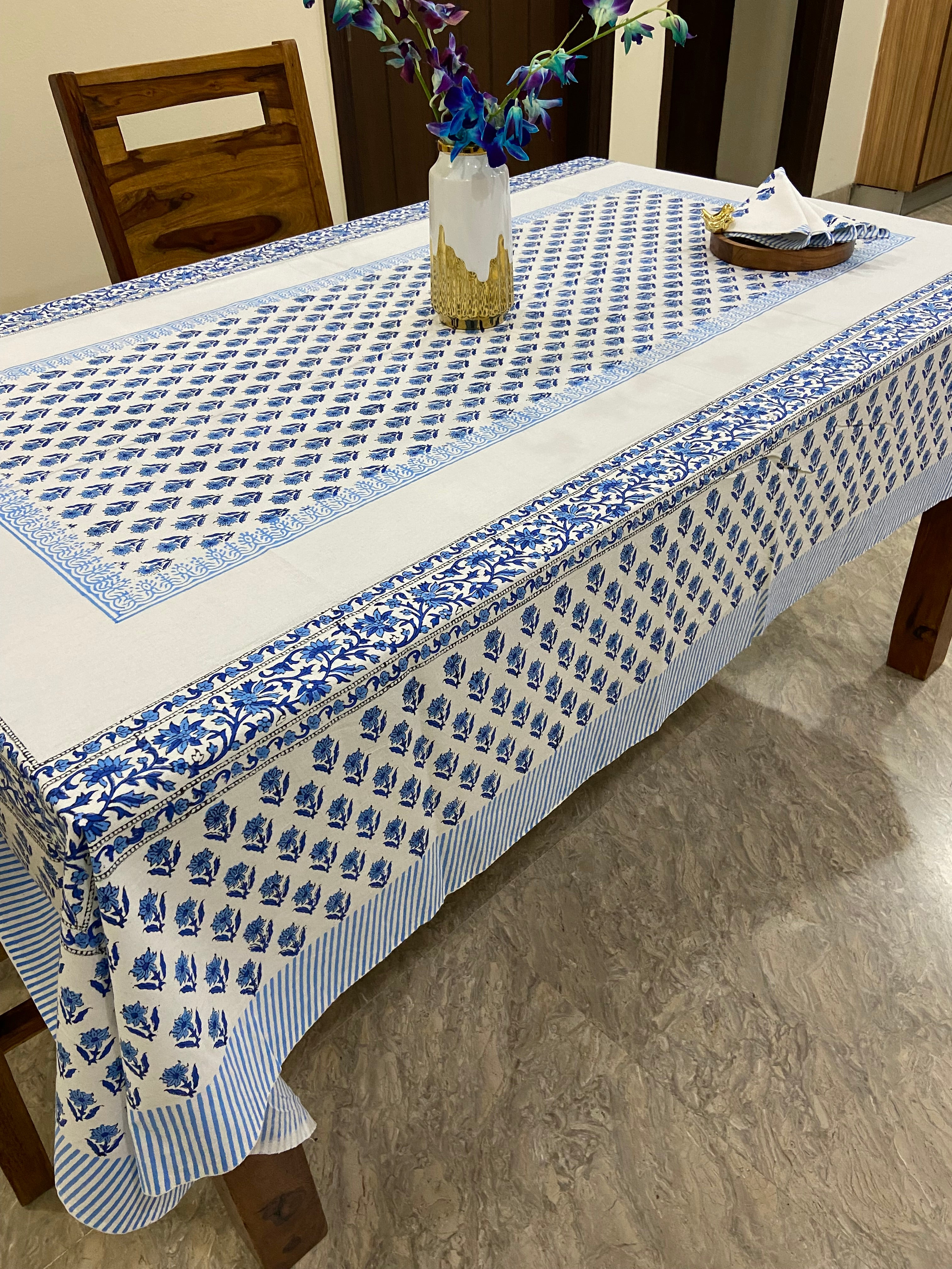 Blue and white patterned tablecloth (S32)