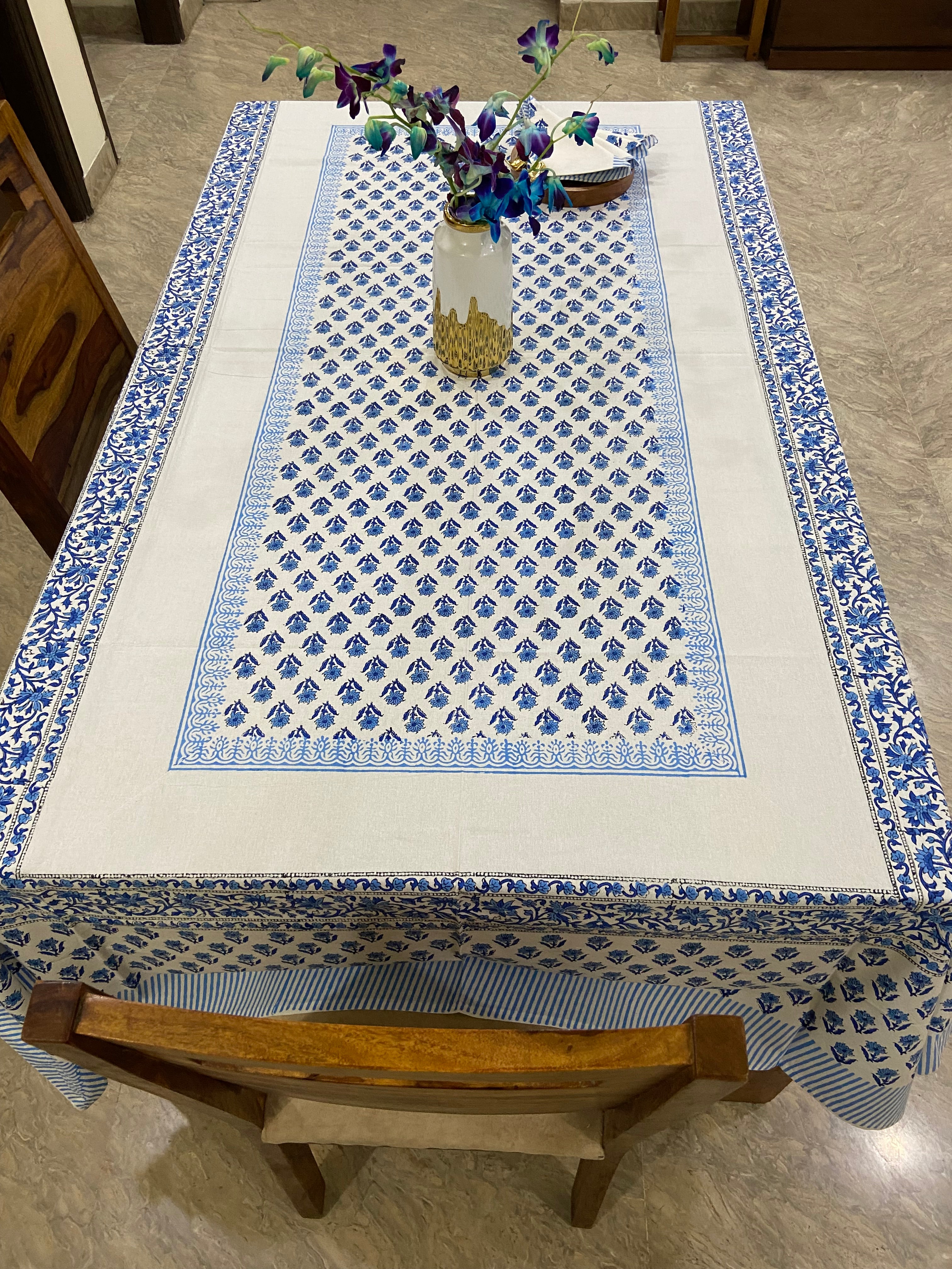 Blue and white patterned tablecloth (S32)