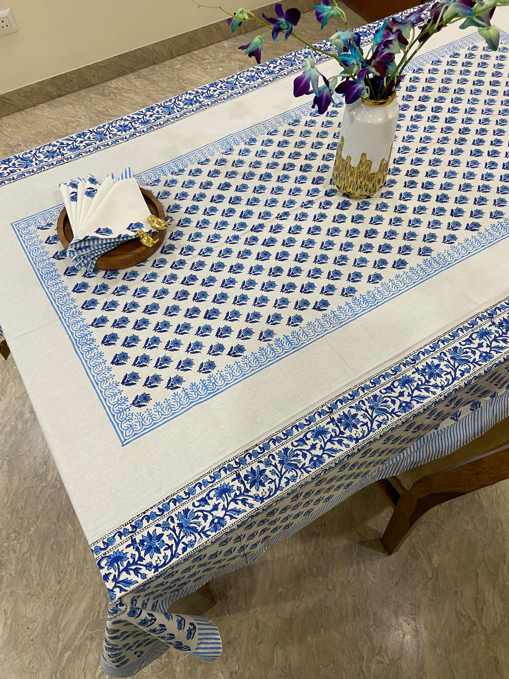 Blue and white patterned tablecloth (S32)