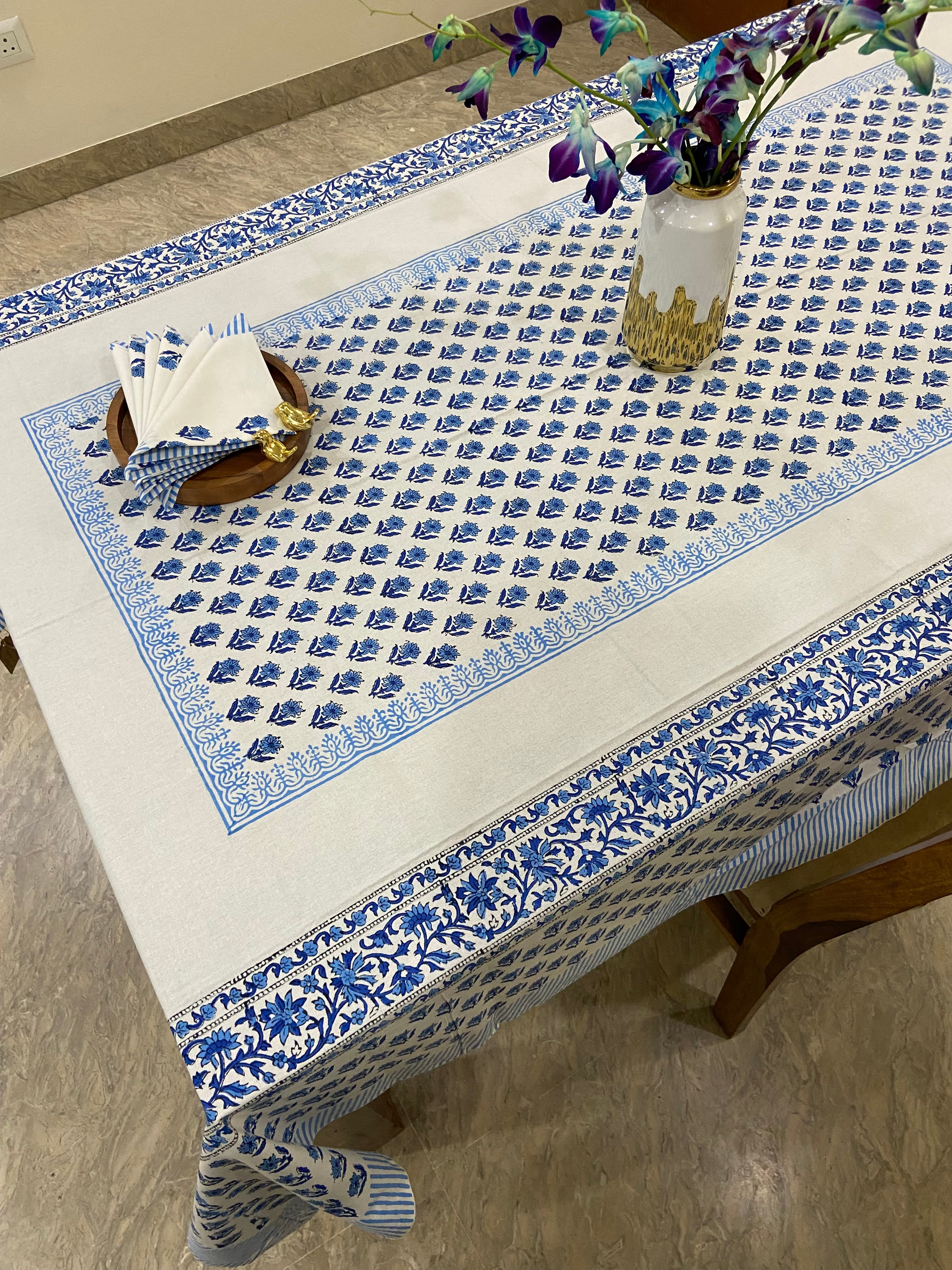 Blue and white patterned tablecloth (S32)