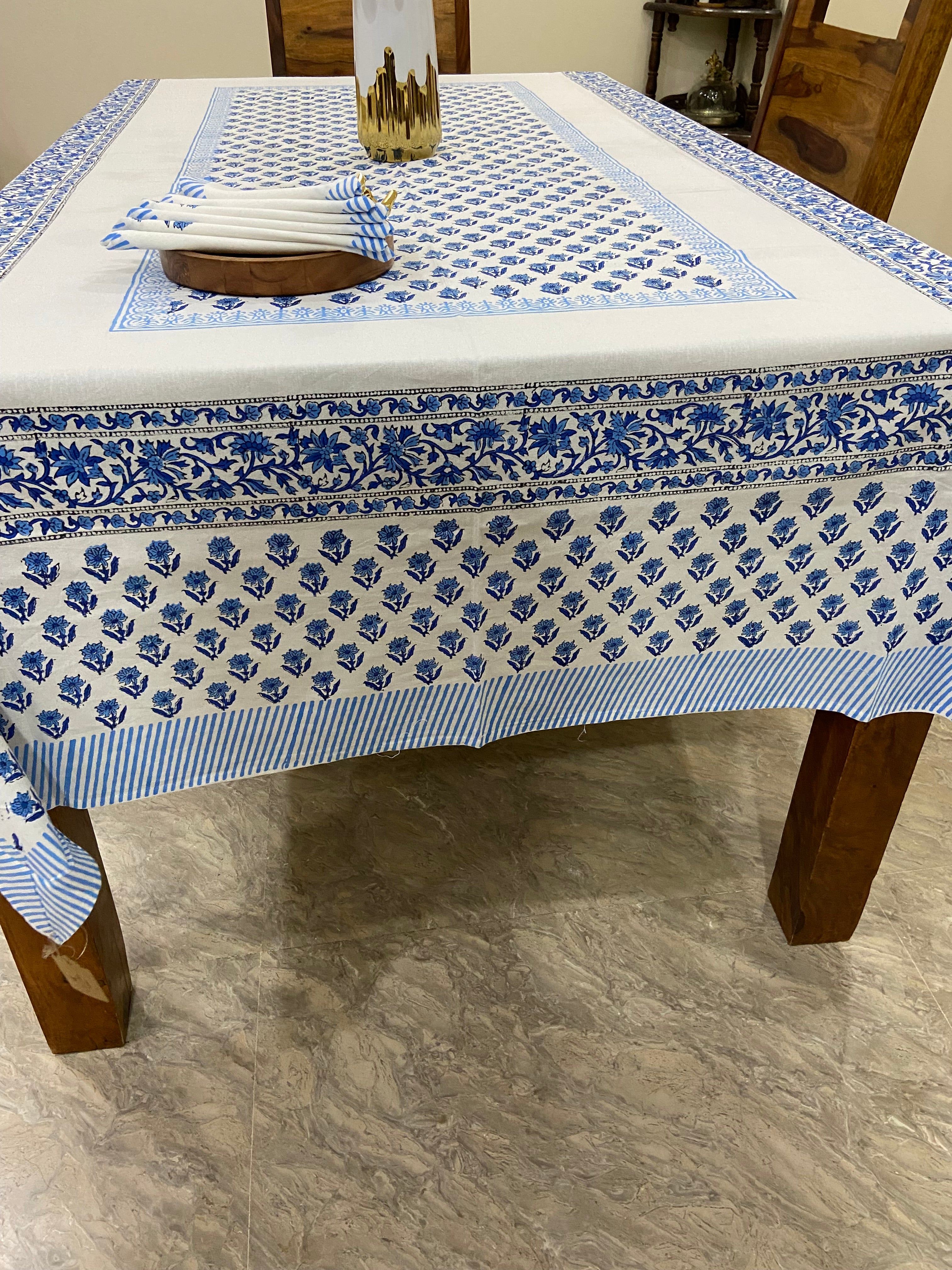 Blue and white patterned tablecloth (S32)